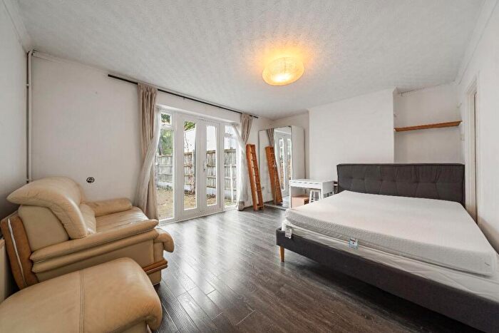 4 Bedroom Maisonette To Rent In Evelyn Court, Evelyn Walk, N1