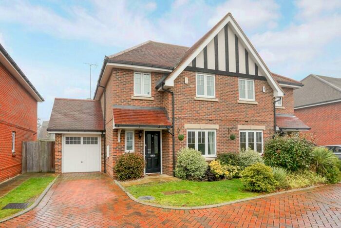 4 Bedroom Semi-Detached House To Rent In Woodside Gardens Marlow, SL7