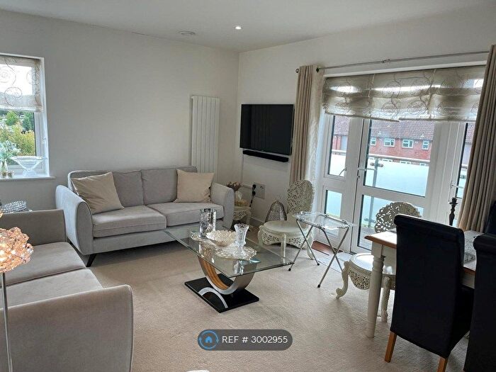 2 Bedroom Flat To Rent In Halton Court, Hounslow, TW5