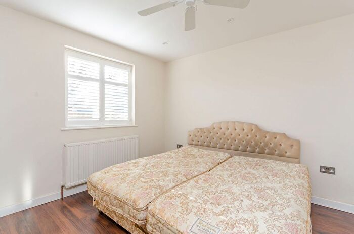 2 Bedroom Flat To Rent In Henfield Road, Raynes Park, London, SW19