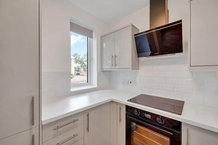 Studio To Rent In Canberra Close, London, NW4