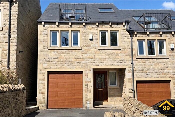 4 Bedroom Town House For Sale In Friezland Lane, Oldham, Greater Manchester, OL3