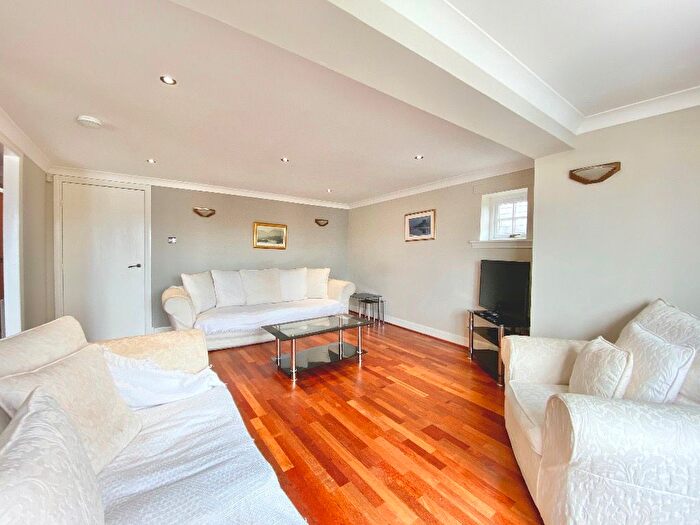 3 Bedroom Flat To Rent In St Andrews Square, City Centre, Glasgow, G1