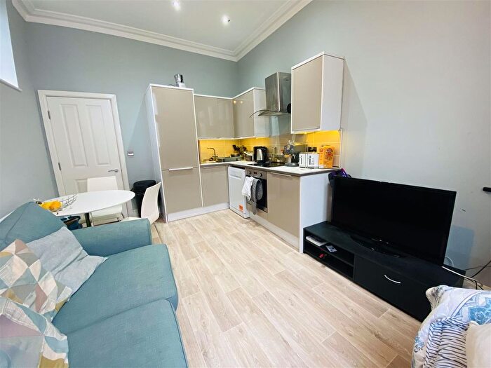 2 Bedroom Flat To Rent In B West Park, Bristol, BS8