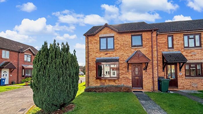 3 Bedroom Semi Detached House For Sale In Lyneham Road, Bicester, OX26