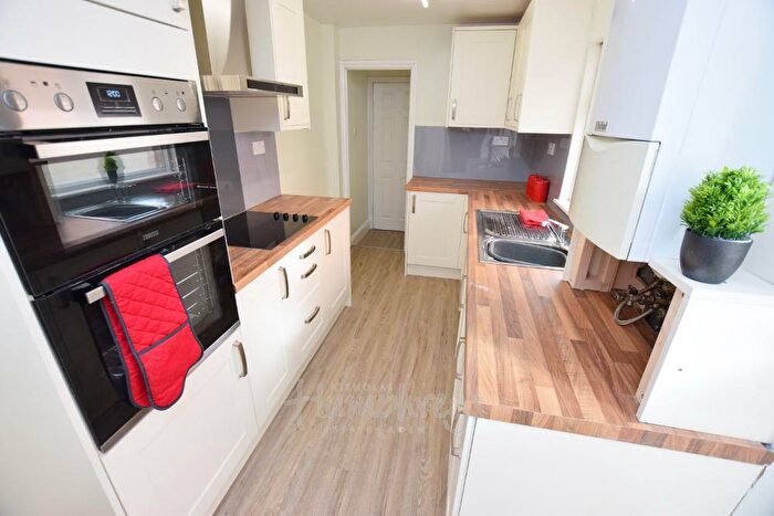 5 Bedroom Terraced House To Rent In Queens Road, Northampton, NN1