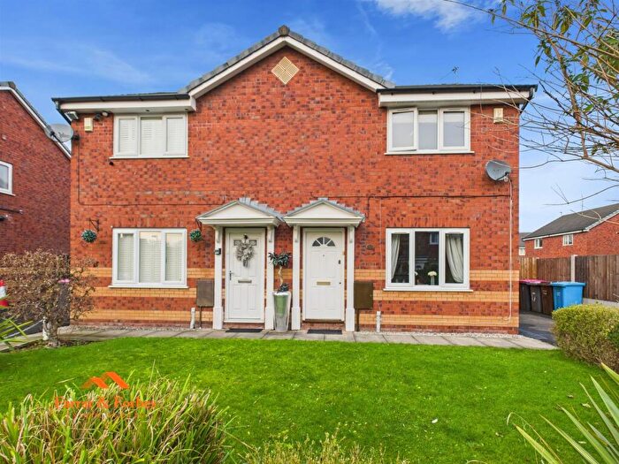 3 Bedroom Semi-Detached House For Sale In Chiffon Way, Salford, M3