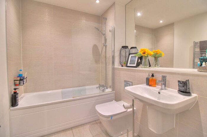 1 Bedroom Flat For Sale In Sopwith Drive, Farnborough, GU14