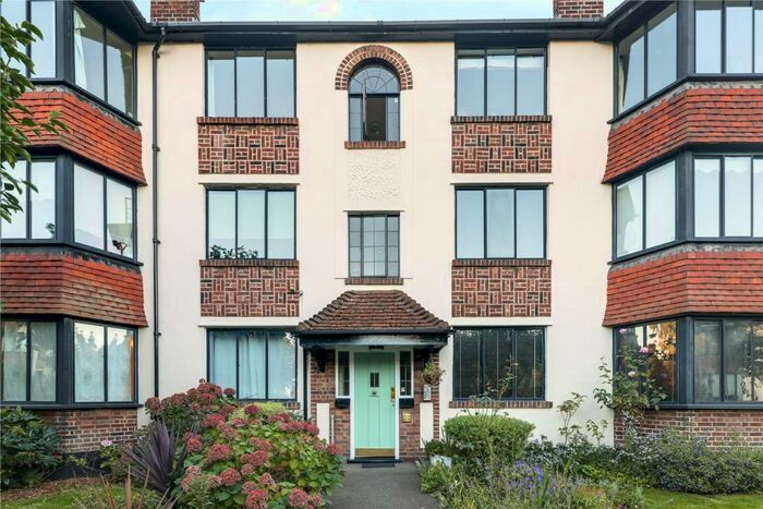 2 Bedroom Flat To Rent In Forest Court, Wanstead, London, E11