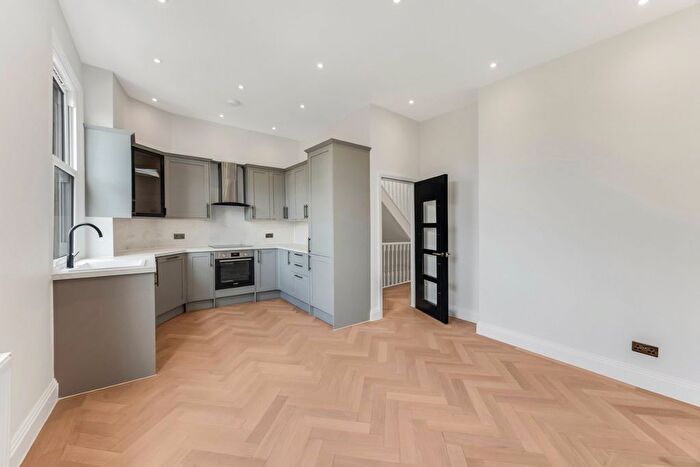3 Bedroom Flat For Sale In Victoria Road, Queens Park, London, NW6