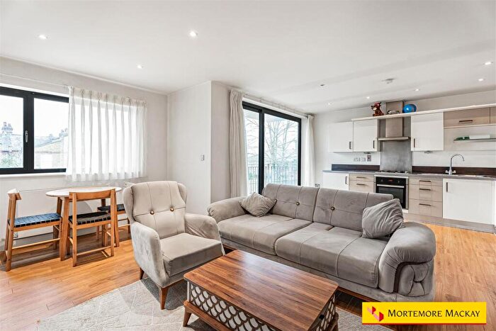 2 Bedroom Apartment For Sale In Green Lanes, London, N21