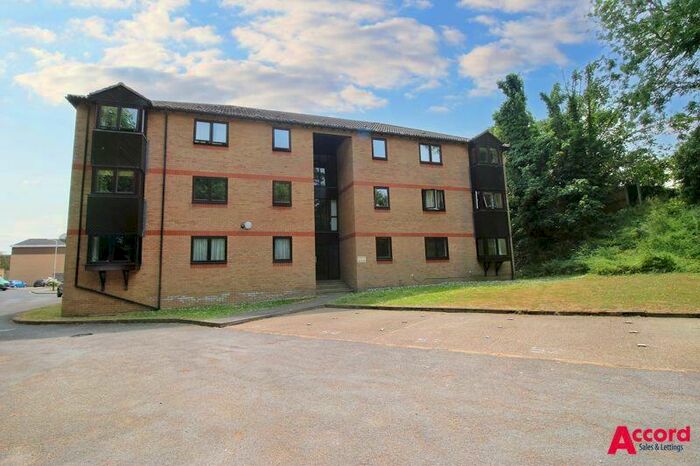 2 Bedroom Flat To Rent In Rushdon Close, Romford, RM1