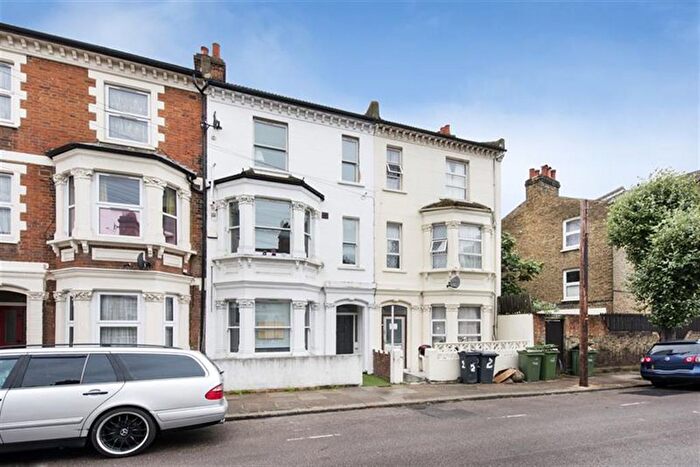 3 Bedroom Flat To Rent In Arlesford Road, SW9