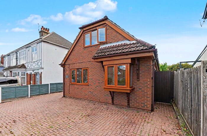 4 Bedroom Detached Bungalow For Sale In First Avenue, Gillingham, ME7