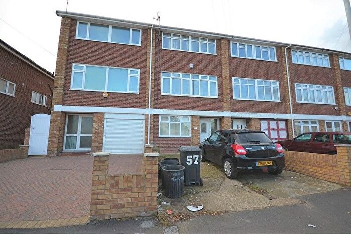 4 Bedroom Town House To Rent In Tomswood Hill, Ilford, IG6