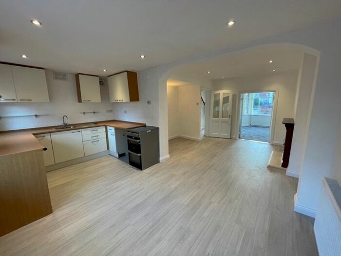 3 Bedroom Semi-Detached House To Rent In Barn Lane, Solihull B92