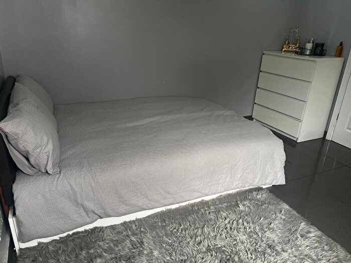 1 Bedroom Studio To Rent In Stradbroke Grove, Ilford, IG5
