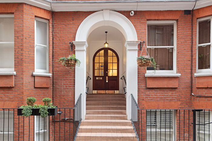 4 Bedroom Flat To Rent In Buckingham Gate, London, SW1E