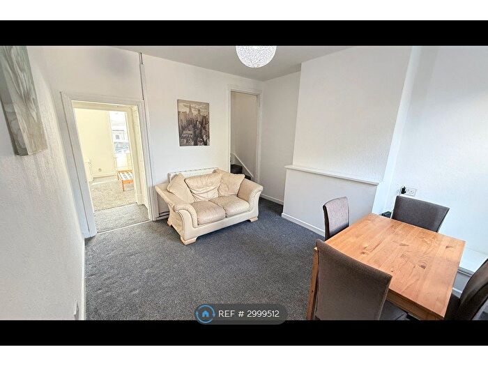 4 Bedroom Semi-detached House To Rent In Causeway Green Road, Oldbury, B68