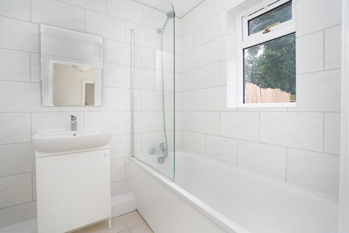2 Bedroom Apartment To Rent In Calabria Road, Highbury, London, N5