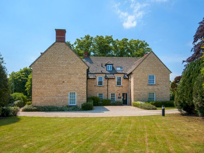 2 Bedroom Flat To Rent In Woodgreen, Witney, OX28