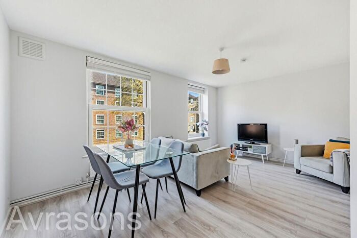 2 Bedroom Flat For Sale In Gosling Way, London, SW9