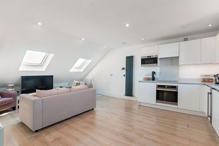 1 Bedroom Flat For Sale In Martin Way, Raynes Park, SW20