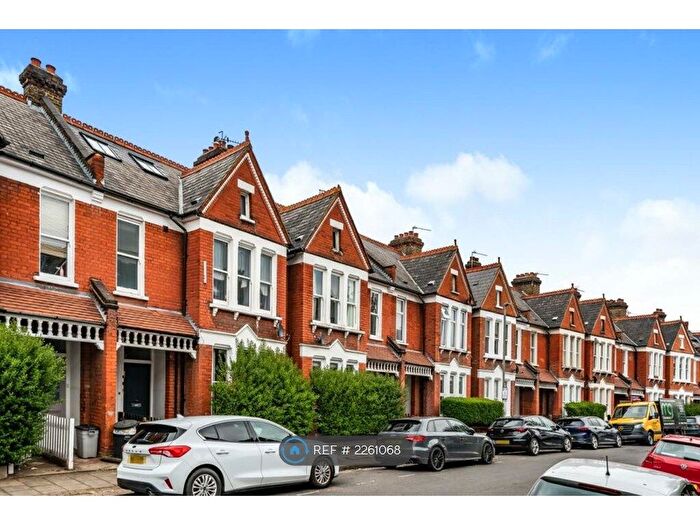 3 Bedroom Flat To Rent In Yukon Road, London, SW12