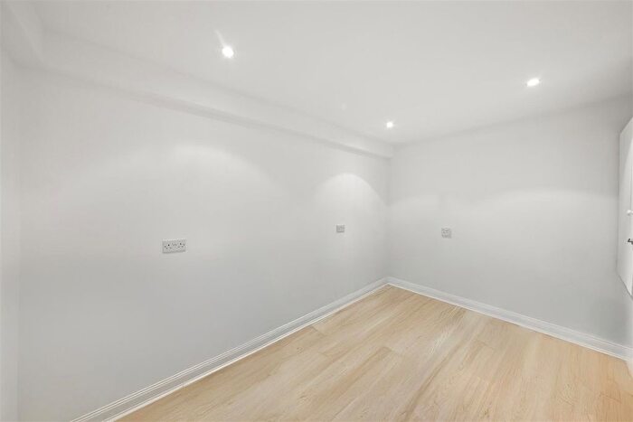 3 Bedroom Terraced House For Sale In Regents Close, Hayes, UB4