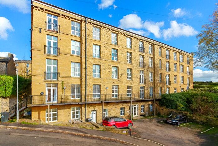 2 Bedroom Flat For Sale In Gratrix Lane, Sowerby Bridge, West Yorkshire, HX6