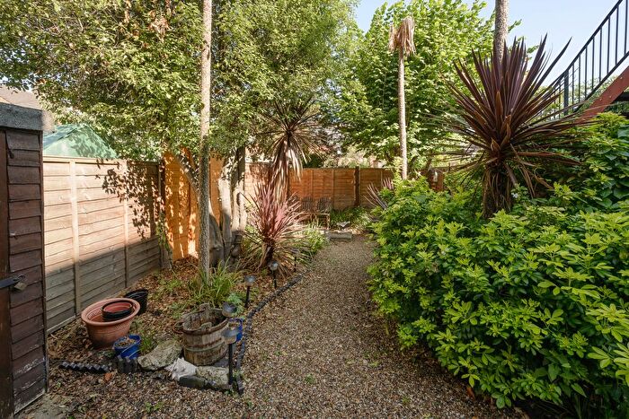 1 Bedroom Flat For Sale In Latimer Road, London, SW19