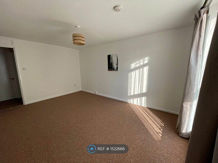 2 Bedroom Flat To Rent In Chates Farm Court, Brighton, BN2