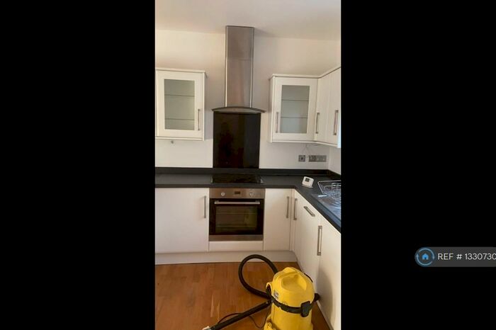 2 Bedroom Flat To Rent In Laburnum Road, Chertsey, KT16