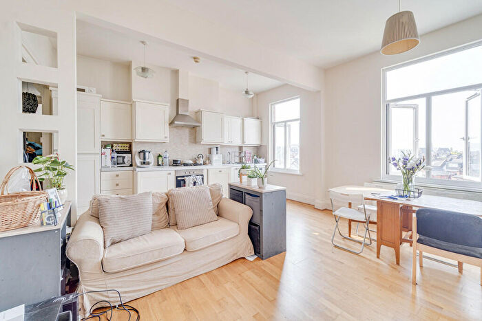 3 Bedroom Apartment To Rent In St. Pauls Avenue, Willesden Green, London, NW2