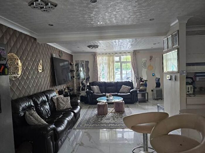 3 Bedroom Detached House To Rent In Westpoint, Slough, Berkshire, SL1