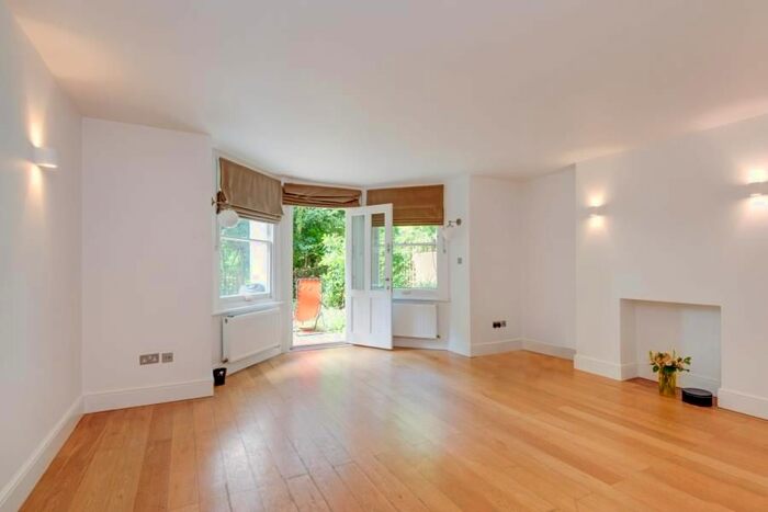 3 Bedroom Flat To Rent In Fitzjohns Avenue, Hampstead, London, NW3