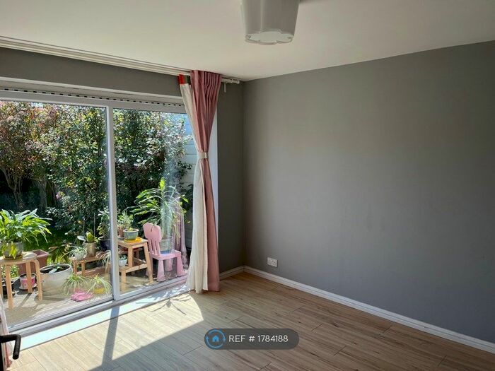 2 Bedroom Semi-Detached House To Rent In Cranleigh Close, Trumpington, Cambridge, CB2