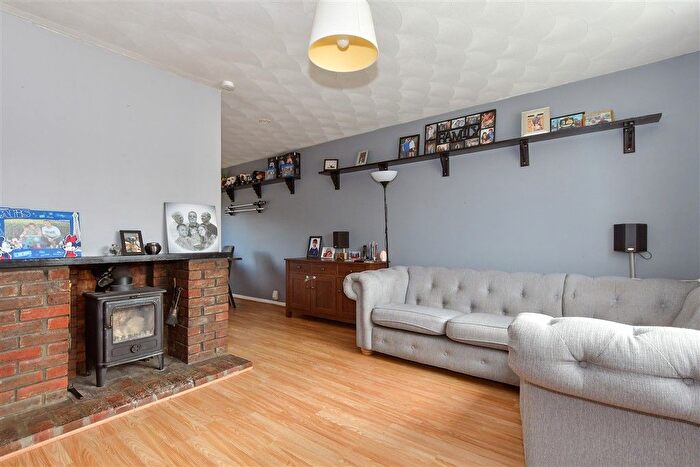 3 Bedroom Semi-Detached House For Sale In Broomshaw Road, Barming, Kent, ME16