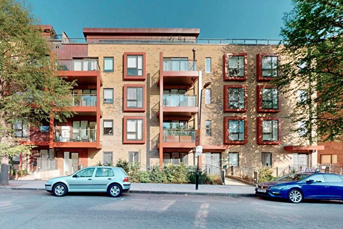 3 Bedroom Flat To Rent In Lichfield House, Tollgate Gardens, London, NW6