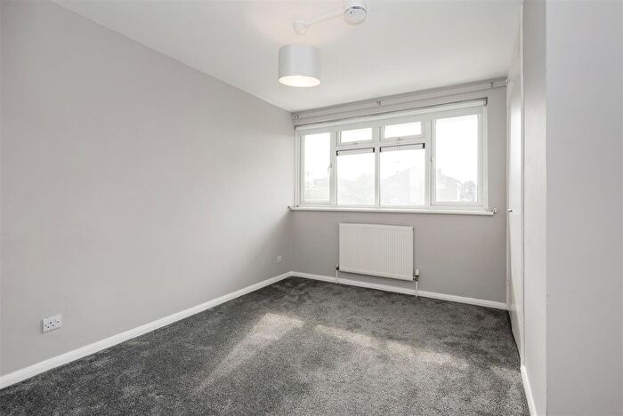 3 Bedroom Maisonette To Rent In Montalt Road, Woodford Green, IG8