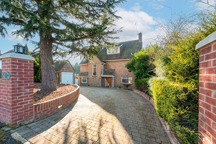 4 Bedroom Detached House For Sale In Briton Hill Road, Sanderstead, Surrey, CR2