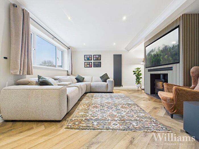 4 Bedroom Semi Detached House For Sale In Pemberton Close, Aylesbury, HP21