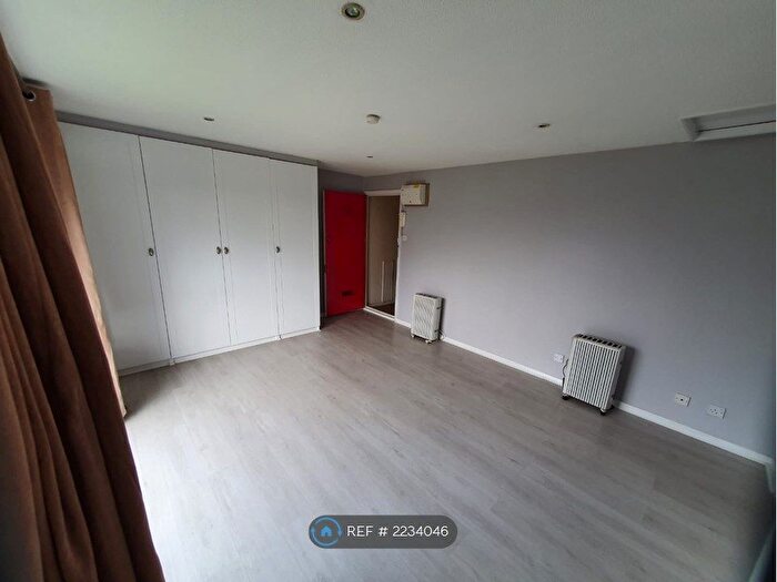 Studio To Rent In Shurland Ave, Herts, EN4
