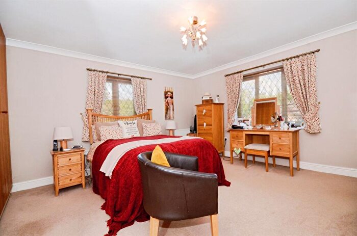 2 Bedroom Detached Bungalow For Sale In Redhall End, Colney Heath, St. Albans, AL4