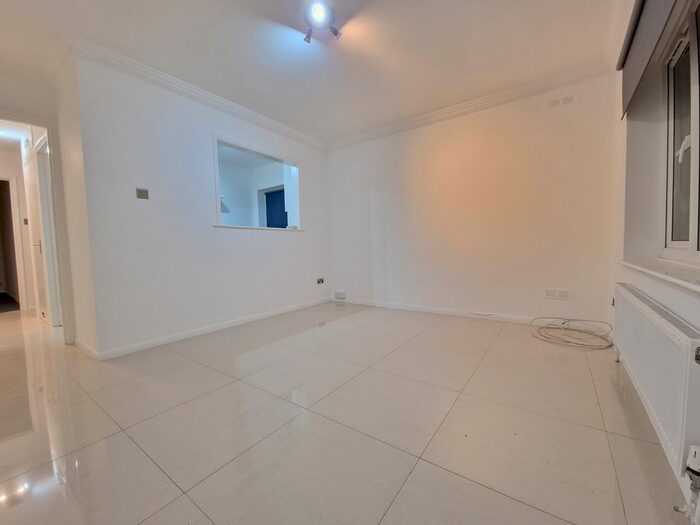 2 Bedroom Flat To Rent In Southlands Road, London, BR1