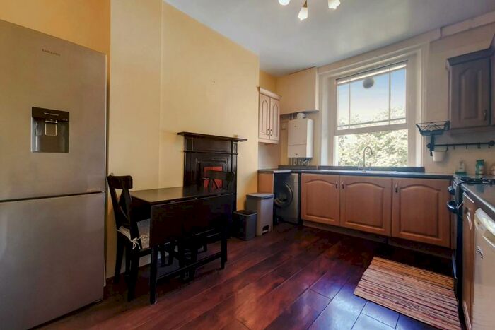 2 Bedroom Flat To Rent In .Coldharbour Lane, Brixton, London, SE5
