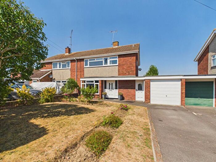 3 Bedroom Semi Detached House For Sale In Malvern Road, Aylesbury, HP20