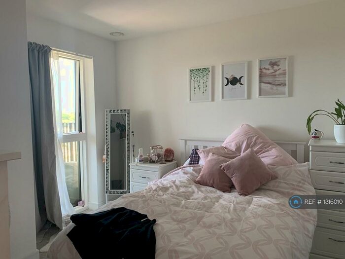 2 Bedroom Flat To Rent In Birch House, London, SE3