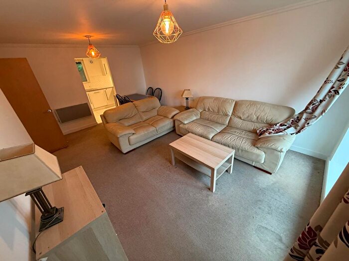 3 Bedroom Flat To Rent In Kingscote Way, Brighton, BN1
