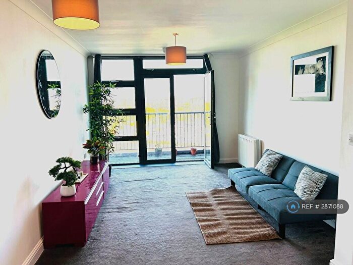1 Bedroom Flat To Rent In Twelvetree Crescent, London, E3